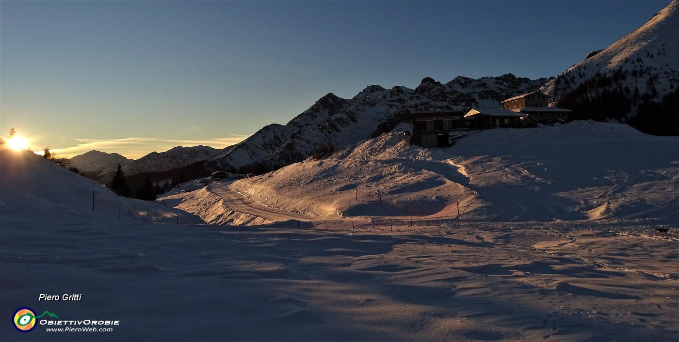 88 Rientriamo al Rif. Monte Avaro e 'Al Ciar' nella luce del tramonto.JPG -                                